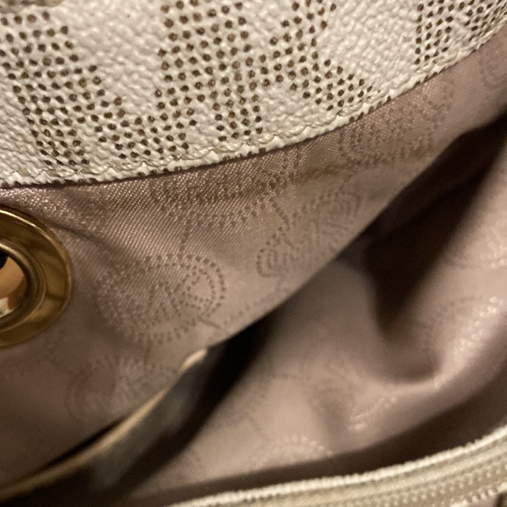 Micheal Kors Purse - Picture 4 of 5